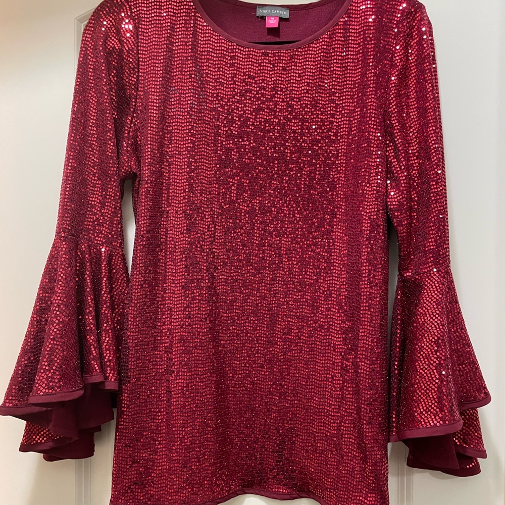 Vince Camuto bell sleeve red sequin top size M
Cute top for Valentines Day!!